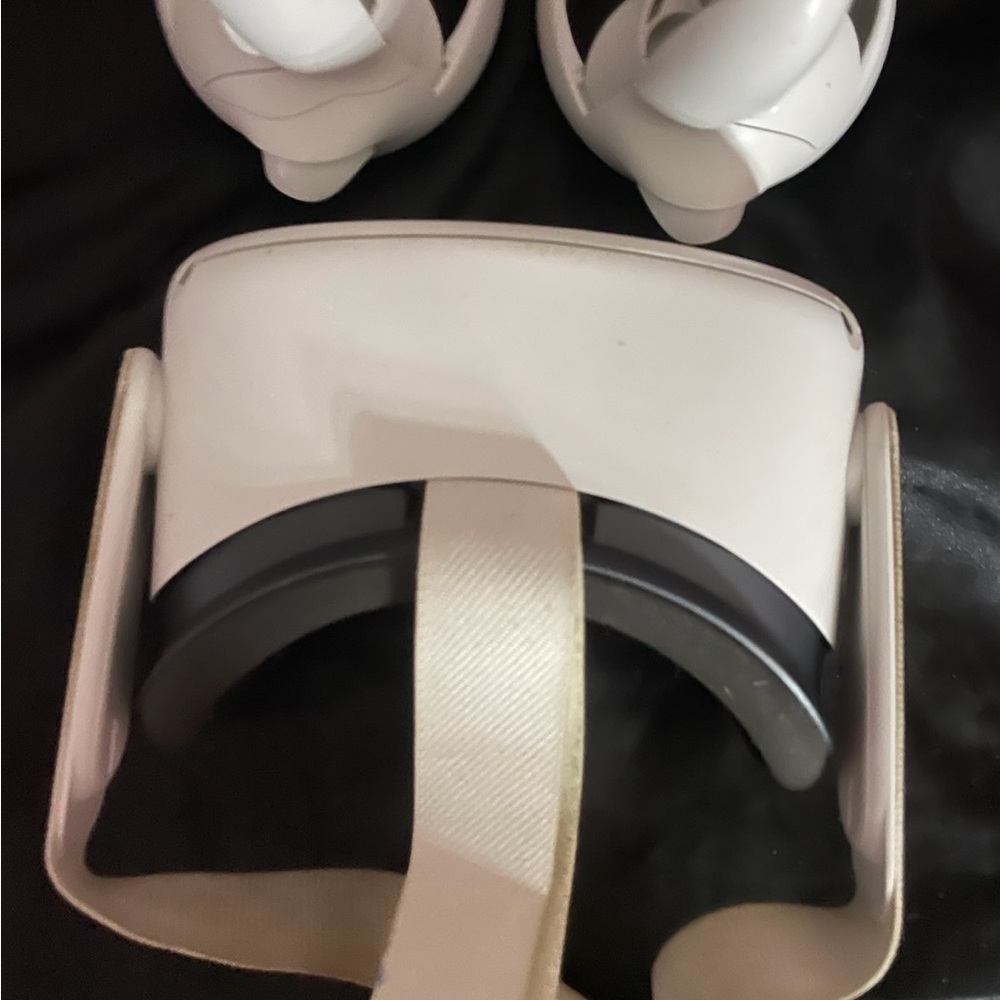 Standalone VR Headset with Controllers - White